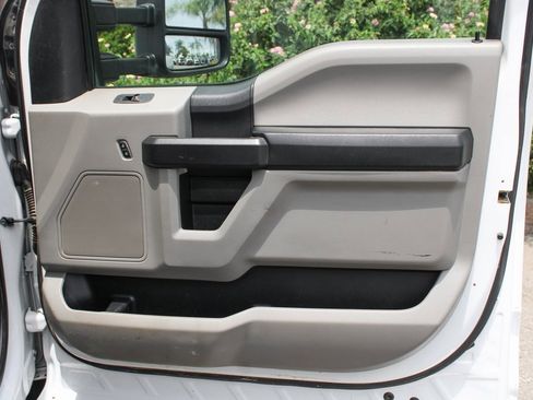 Used 2017 Ford F550 2WD Crew Cab Super Duty image 35