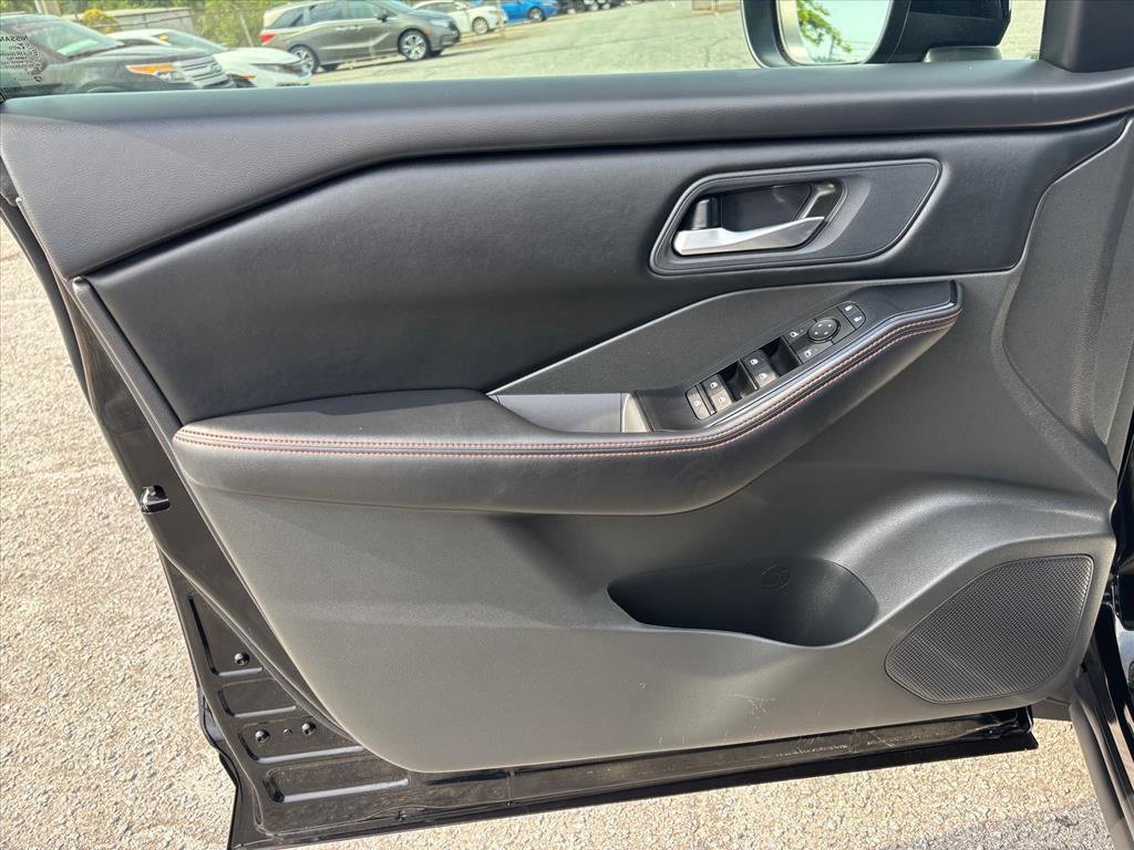 Used 2025 Nissan Rogue SV AWD/4WD image 9