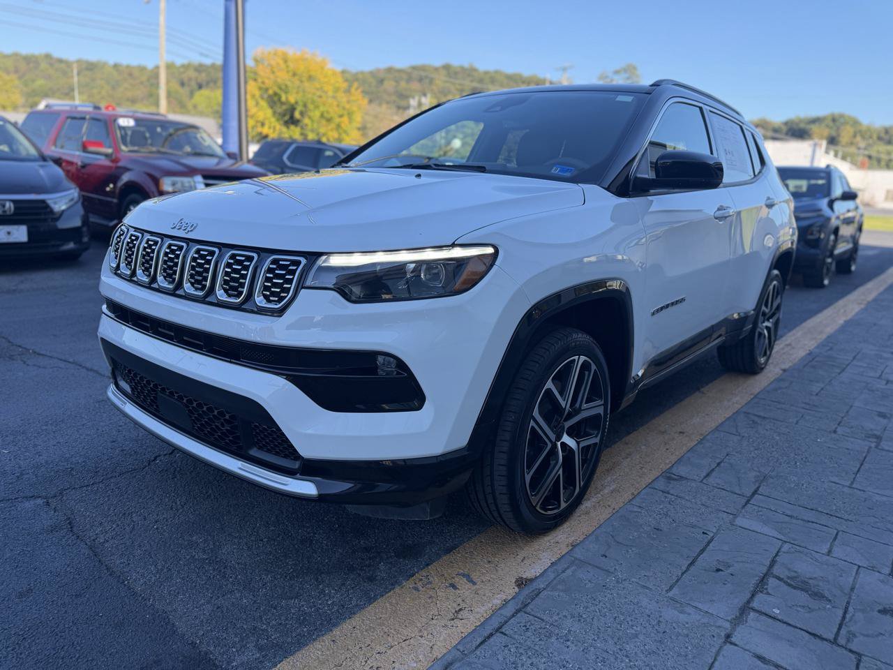 Used 2025 Jeep Compass Limited w/ Elite Group AWD/4WD image 4