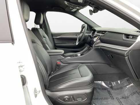 Used 2025 Jeep Grand Cherokee Limited image 16