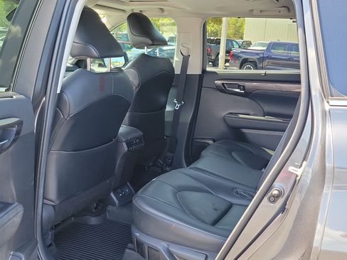 Used 2021 Toyota Highlander Limited FWD image 14
