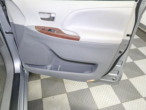 Used 2014 Toyota Sienna XLE FWD image 20