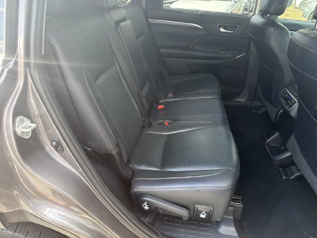 Used 2019 Toyota Highlander Limited Platinum AWD/4WD image 17