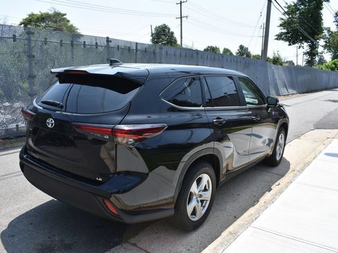 Used 2025 Toyota Highlander LE FWD image 5