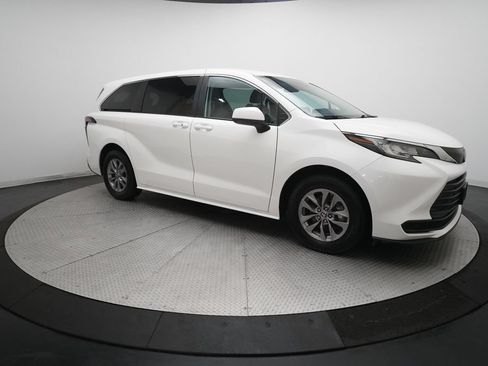 Used 2023 Toyota Sienna LE FWD image 35
