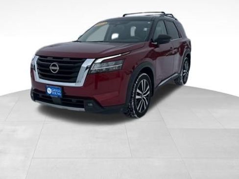 Used 2023 Nissan Pathfinder Platinum image 3