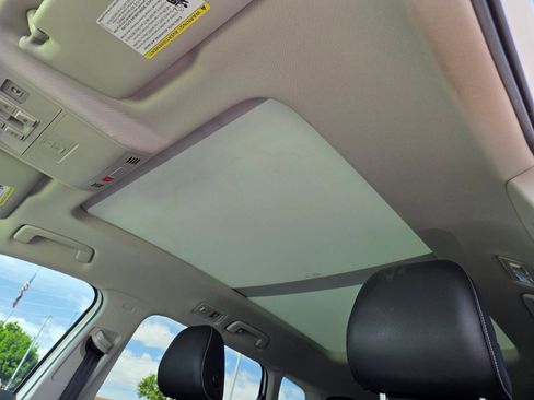 Used 2023 Volkswagen Taos SE w/ Panoramic Sunroof Package FWD image 7