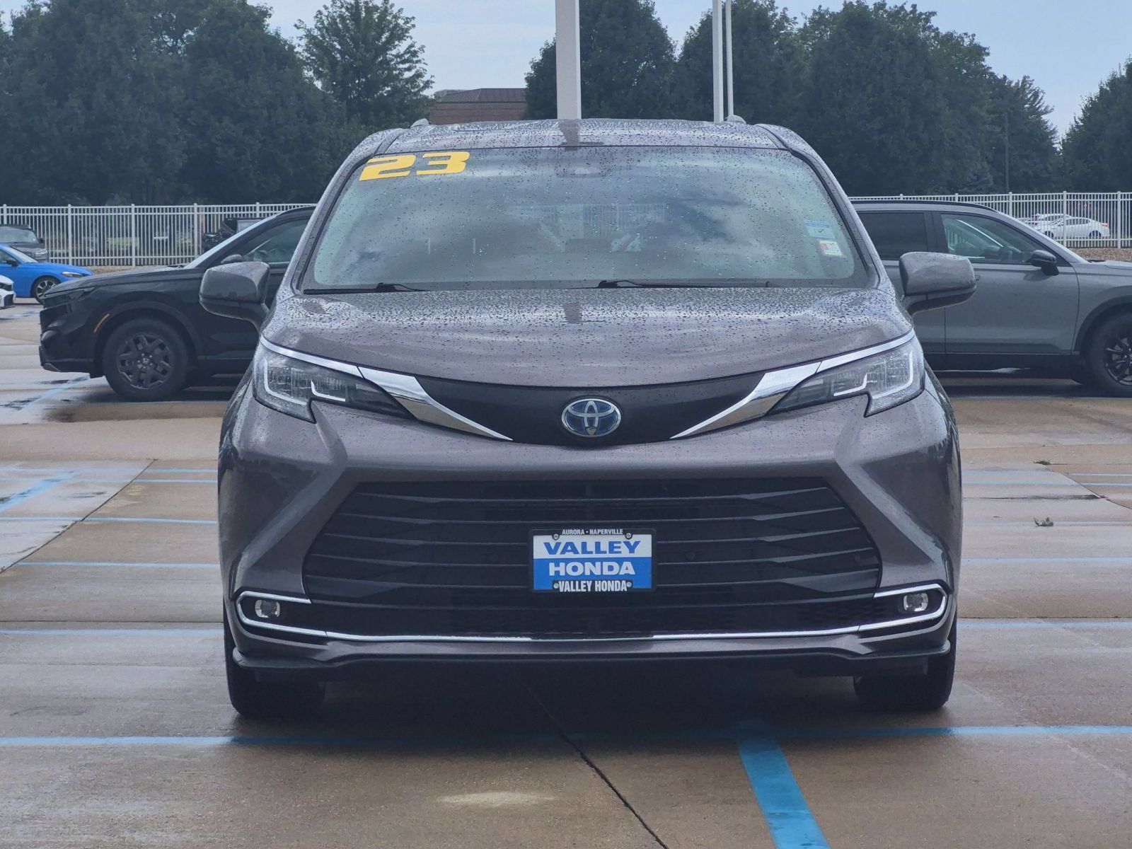 Used 2023 Toyota Sienna XLE AWD/4WD image 3
