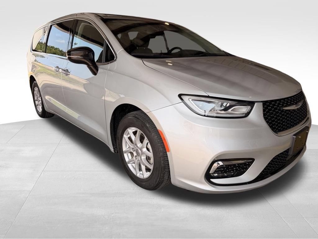 Used 2024 Chrysler Pacifica Touring-L FWD image 8