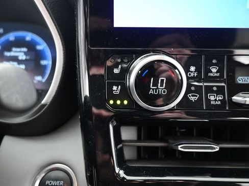 Used 2024 Toyota Highlander Limited image 27