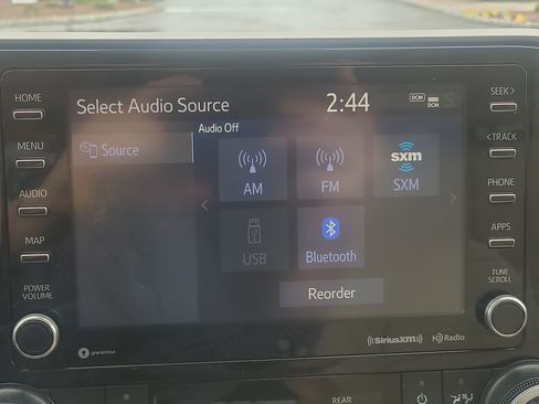Used 2021 Toyota Highlander XLE AWD/4WD image 29