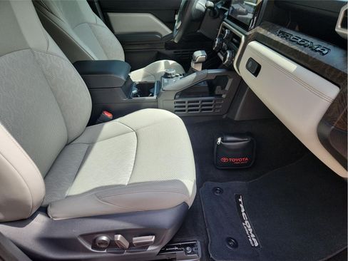 Used 2024 Toyota Tacoma Limited w/ Limited Package (LT) AWD/4WD image 27