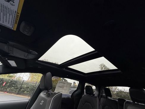 New 2026 Chrysler Pacifica Limited w/ Uconnect Theater Family Group image 32