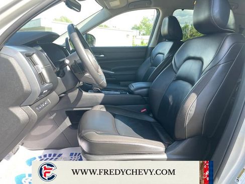 Used 2025 Nissan Pathfinder SL AWD/4WD image 9