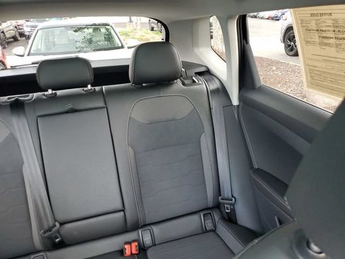 Certified 2025 Volkswagen Taos SE FWD image 10
