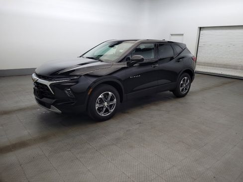 Used 2025 Chevrolet Blazer LT FWD image 2