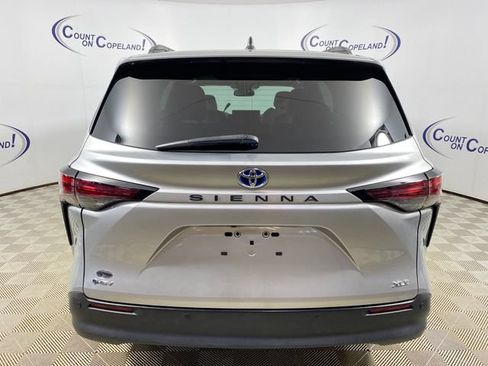 Certified 2025 Toyota Sienna XLE FWD image 5