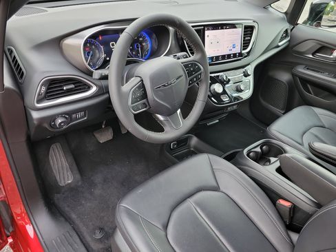 Used 2025 Chrysler Pacifica Select FWD image 3