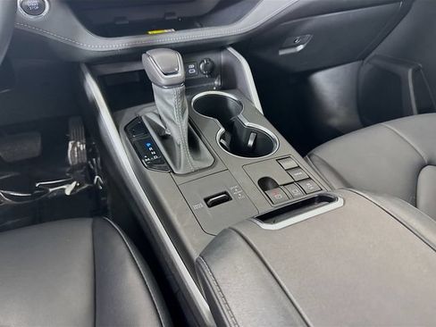 Used 2023 Toyota Highlander XLE FWD image 25