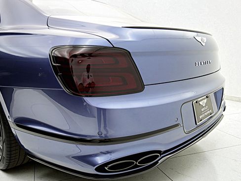 Used 2023 Bentley Flying Spur V8 image 11
