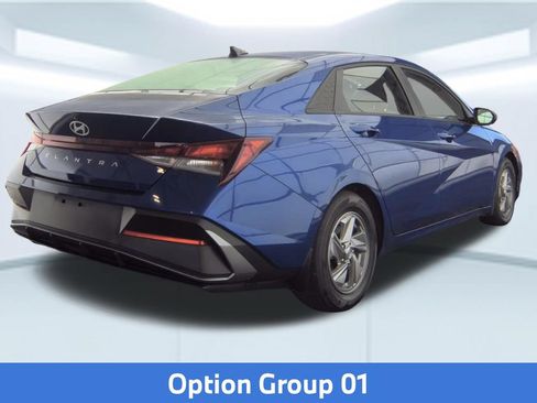 Used 2025 Hyundai Elantra SE FWD image 2