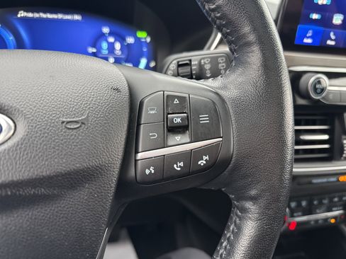 Used 2020 Ford Escape Titanium image 19