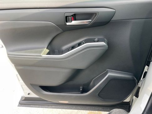 Used 2024 Toyota Highlander XLE image 11