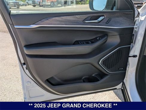 New 2025 Jeep Grand Cherokee Limited w/ Black Appearance Package image 9