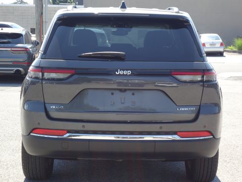 Used 2023 Jeep Grand Cherokee Laredo X AWD/4WD image 4