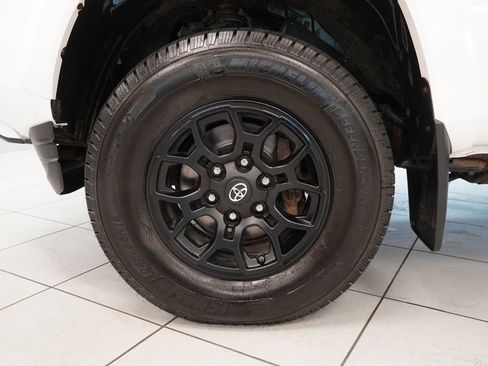 Used 2021 Toyota Tacoma SR5 AWD/4WD image 15