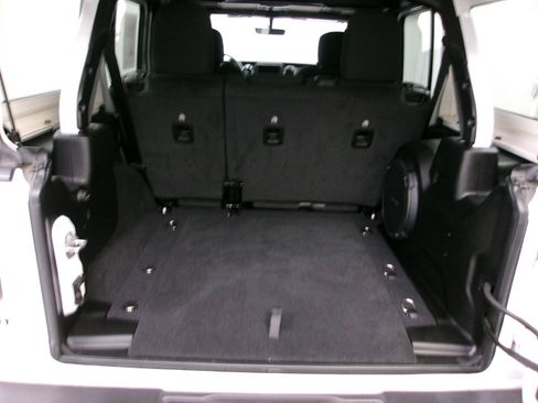 Used 2022 Jeep Wrangler Unlimited Sahara w/ Cold Weather Group AWD/4WD image 10