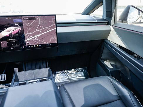 Used 2024 Tesla Cybertruck AWD Crew Cab image 15