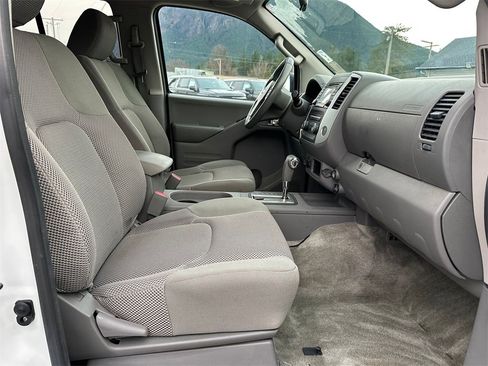 Used 2015 Nissan Frontier SV image 11