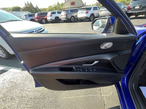 Used 2021 Hyundai Elantra SE FWD image 28