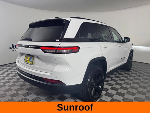 Used 2025 Jeep Grand Cherokee Altitude AWD/4WD image 7