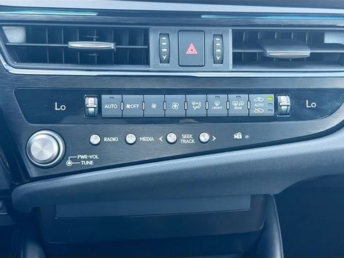 Used 2023 Lexus ES 350 w/ Accessory Package (Z2) FWD image 32