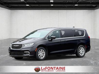 Used 2025 Chrysler Pacifica Select