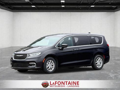 Used 2025 Chrysler Pacifica Select FWD image 1