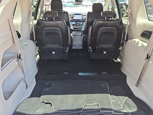 Used 2023 Chrysler Pacifica Touring-L FWD image 22