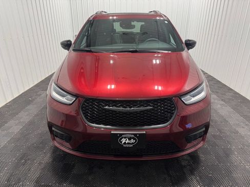 Used 2023 Chrysler Pacifica Limited w/ Uconnect Theater Family Group image 2