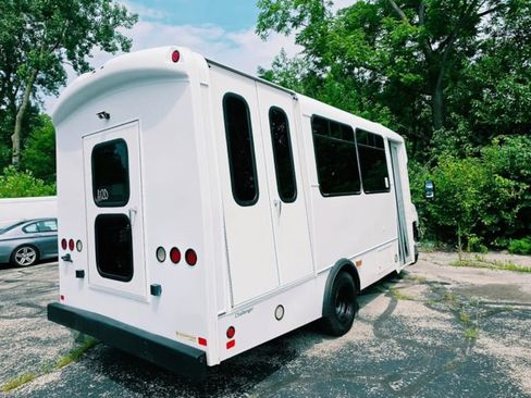 Used 2016 Ford E-450 and Econoline 450 Super Duty w/ Shuttle Bus Prep Package RWD image 4