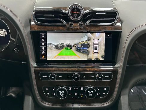 Used 2021 Bentley Bentayga image 18