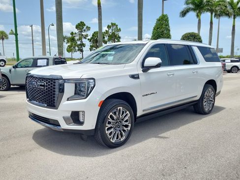Used 2023 GMC Yukon XL Denali Ultimate AWD/4WD image 4
