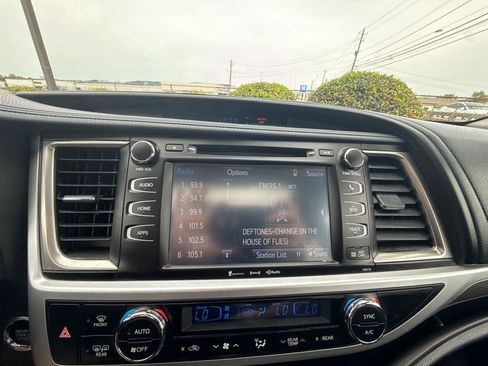 Used 2018 Toyota Highlander SE AWD/4WD image 32