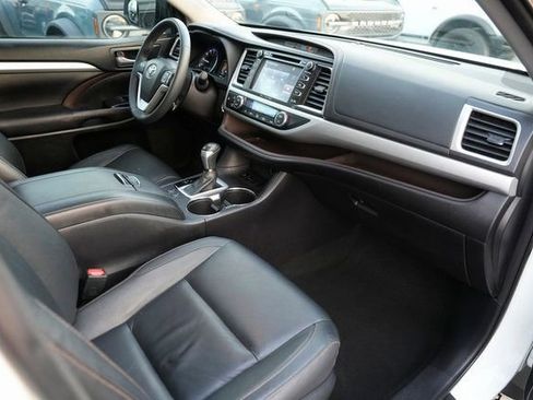 Used 2016 Toyota Highlander XLE image 18