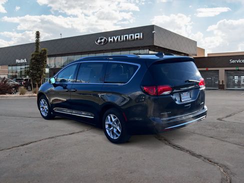 Used 2020 Chrysler Pacifica Limited image 3