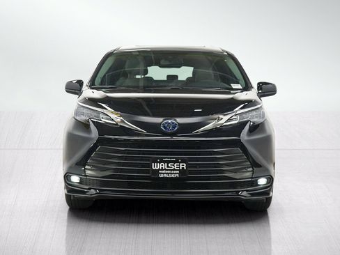 Used 2025 Toyota Sienna XLE w/ XLE Plus Package AWD/4WD image 8