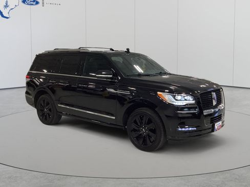 Used 2024 Lincoln Navigator Reserve AWD/4WD image 3