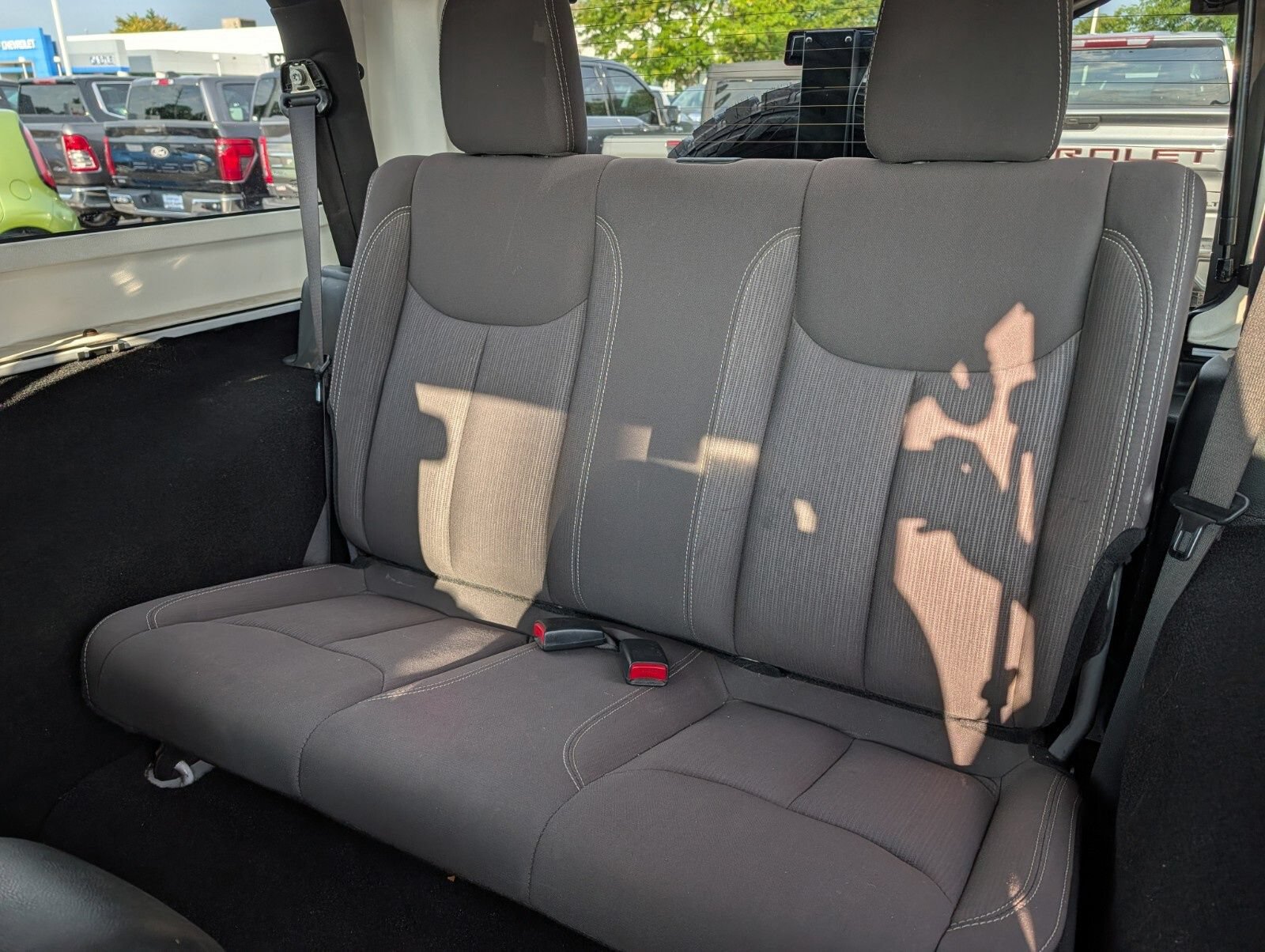 Used 2018 Jeep Wrangler Sahara w/ Connectivity Group AWD/4WD image 17