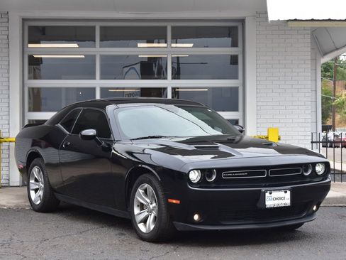 Used 2021 Dodge Challenger SXT w/ Driver Convenience Group image 8